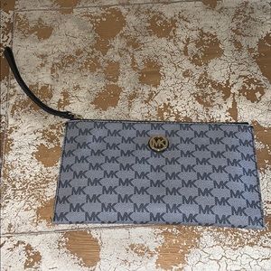 BRAND NEW!!! Michael kors wristlet